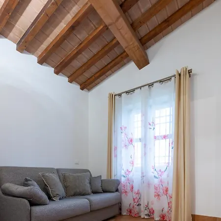 La Vecchia Cantina Guzzardi Lari
